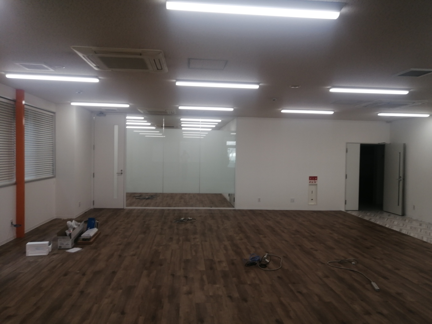 【内装工事】ガラスパーテーション設置