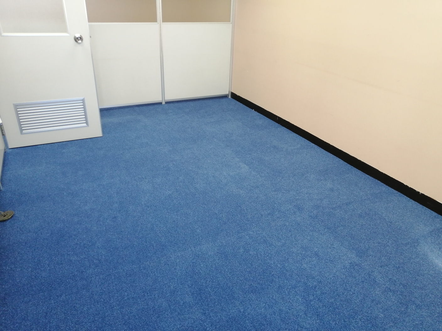 【内装工事】タイルカーペット張替