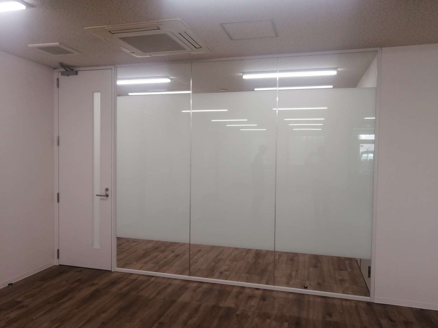 ガラスパーテーション設置